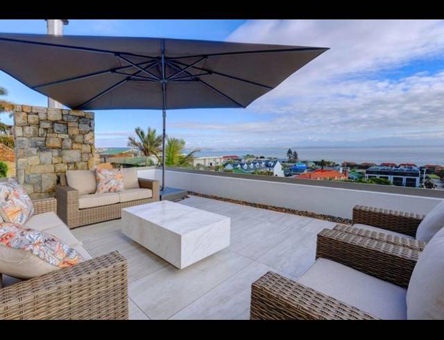 4 BEDROOM HOUSE FOR SALE IN MOSSEL BAY CENTRAL